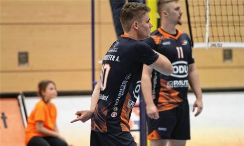 Da geht‘s lang: Alex Brandstetter zeigt seinen Mitspielern den Weg zum Sieg im umkämpften zweiten Satz. Da hatte er die eigentlichen Schwierigkeiten aber schon hinter sich gelassen. Foto  Enzinger