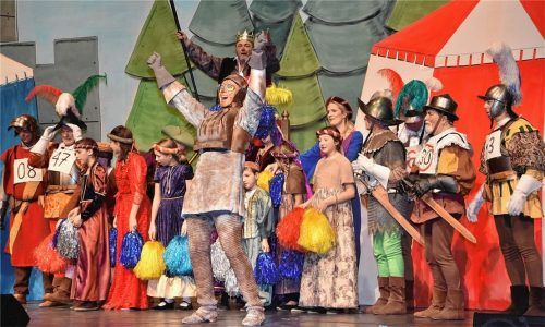 Da kennt der Jubel keine Grenzen: König Bleifuß der Verbogene (Walter Weinzierl, hinten) ruft Ritter Rost (Christian Horner) zum Sieger des Ritterturniers aus.Foto  Schlecker