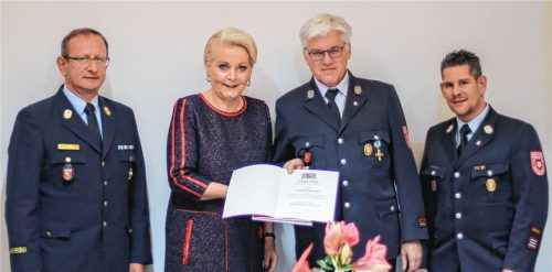 Dank für seine 40 Jahre im Feuerwehrdienst: Ludwig Manhart (Zweiter von rechts) mit (von links) Stadtbrandrat Hans Meyrl, Oberbürgermeisterin Gabriele Bauer und Marco Langer. Foto re