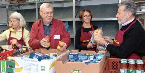 Dank großzügiger Spender hatten die Helfer der Tafel alle Hände voll zu tun mit dem Einlagern der Lebensmittel. Auf unserem Bild sind Monika Schnitzenbaumer, Klaus Richter, Sabine Wagner und Tafelleiter Dr. Stefan Stöckel (von links) beim Einsortieren der Ware zu sehen.Foto Reisner