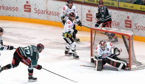Das 1:0 und gleichzeitig das game-winning-goal erzielte Starbulls-Stürmer Tadas Kumeliauskas, der kurz darauf auch noch das 2:0 erzielte. Der Puck schlug hoch rechts neben dem Pfosten ein. Hinten Alexander Höller, der die Vorarbeit leistete und später noch zum 4:0-Endstand traf. Foto  Ziegler