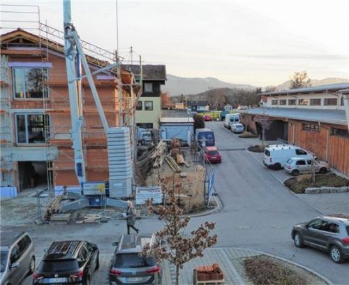 Das Areal in Rimsting zwischen Turnhalle und Schule schließt mit dem Gebäude für eine Mittagsbetreuung der Schulkinder, neuer Bücherei und öffentlichen Toiletten ab. Rechts ist die Turnhalle zu sehen.Foto Thümmler
