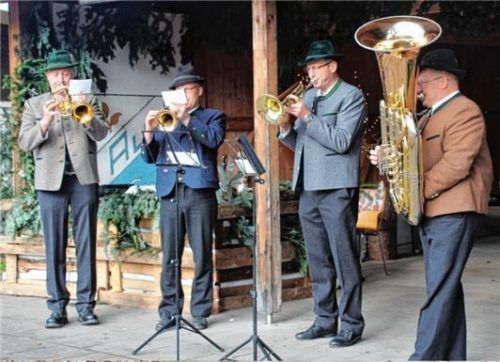 Das Auer Weisenbläserquartett eröffnete offiziell den Auer Weihnachtsmarkt der Turnerinnen vom ASV Au.