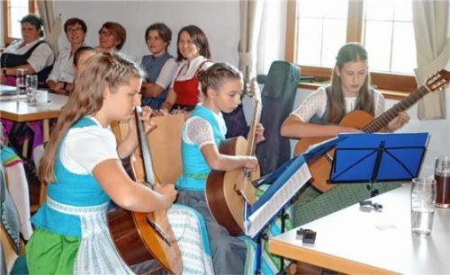 Das Derndorfer Gitarrentrio beim KJR-Jugend-Hoagascht in Prien-Atzing.Foto . Hötzelsperger
