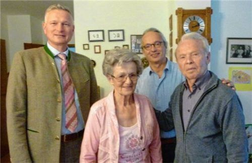 Das diamantene Paar Zdenka und Adam Schäffer (vorn) mit Sohn (hinten) und Bürgermeister Richter (links). Foto  Ahrens