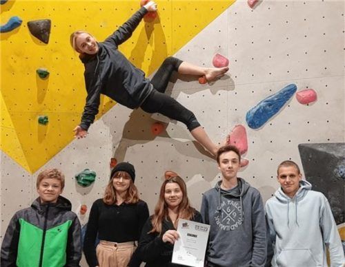 Das erfolgreiche Kletterteam des SFG: (von links) Lukas Gozolits, Olivia Fertig, Katharina Reichelt, Timon Giess, Jakob Frohwein und quer darüber Janina Hanslik.Foto re