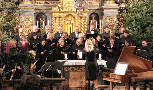 Das festliche Adventskonzert der Chorgemeinschaft Seeon unter der Leitung von Andrea Wittmann im Münster Frauenwörth war wie ein vorgezogenes Weihnachtsgeschenk.Foto Benekam