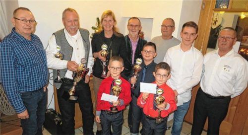 Das Foto zeigt von links: Herbert Binder, Martin Graßl, Barbara Fischer, Rudi Märkl, Manfred Dirschl, Kevin Gassinger und Vereinsvorsitzenden Richard Baumann. Im Vordergrund die Kinder Philip Quaiser (Clubmeister) vor Wasti Loibl und Alexander Quaiser.Foto Jaensch