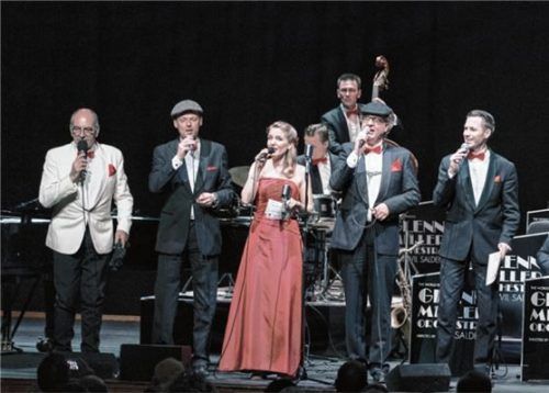 Das Glenn Miller Orchestra mit seinem Leiter, Pianisten Sänger und Moderator Wil Salden bringt Big-Band-Sound und 20-Jahre-Flair auf die Bühne in Bad Aibling.Foto  D`Auria