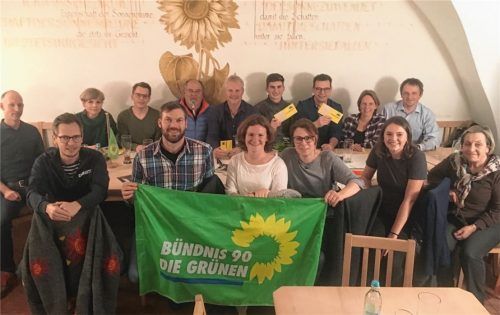 Das grüne Team Gars unter dem Zeichen der Sonnenblume: (hintere Reihe von links:) Joachim Kraus, Franziska Marke-Nieder, Daniel Hillmann, Franz Huber, Werner Ullmann, Jakob Oberbauer, Martin Oberbauer, Andrea Voglmaier, Dieter Meier, (vordere Reihe von links:) Stefan Otter, Markus Lutz, Stephanie Mangstl, Astrid Klimbacher, Anna Sax, Margit Böhm.