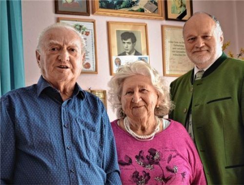 Das Jubelpaar Johann und Maria Brandtner mit Bürgermeister Thomas Einwang (rechts).Foto  Rampl