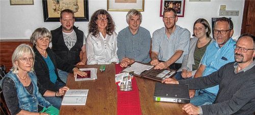 Das Kandidatenteam der Politischen Alternative Obing (PAO) in Diskussion. Foto re