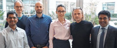 Das Kolbermoorer Softwarehaus Cubeware hat einen indischen Eigentümer, der engen Kontakt zu den Oberbayern hält. Zum Beispiel anlässlich der Eröffnung des hauseigenen Thinktanks, dem C-Lab in München. Im Bild (von links): Datenwissenschaftler Udaysimha Nerella, Produktentwicklungs-Leiter Michael Dratz, die beiden Datenwissenschaftler Christoph Schauer und Alina Nizamutdinova sowie die Kolbermoorer Geschäftsführer Peter Küssner und Suresh Saligram.Foto  re