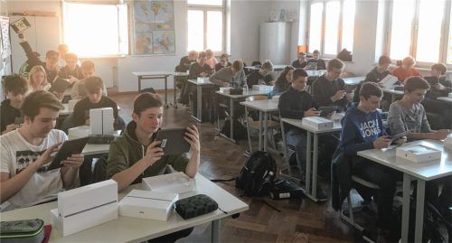 „Das Lernen wird einfacher, weil man sich das Abschreiben von Hefteinträgen während des Unterrichts sparen kann“: Die Reaktion der Realschüler auf den Einsatz der Tablets im Unterricht fiel positiv aus. Foto RE