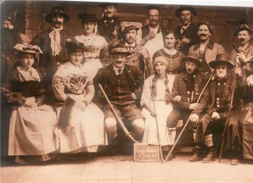 Das offizielle Gründungsfoto: Die Familien Lampersberger und Eifertinger waren damals eifrige Theaterspieler.