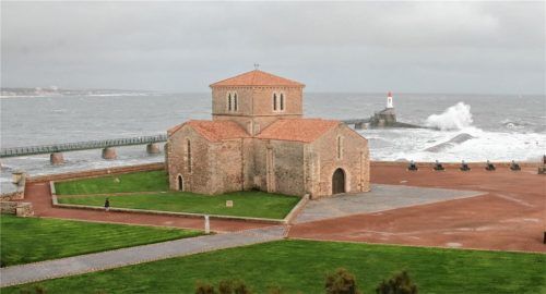 Das Priorat St. Nicolas und das Denkmal an die Ertrunkenen war die erste religiöse Stätte in La Chaume in der Vendée. Hier bietet der Atlantik nicht selten ein Schauspiel seiner Urgewalt. Foto kurt Sohnemann