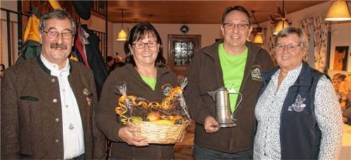 Das Siegerpaar mit Erich Eisenberger und Gaudamenleiterin Christine Gruber.Foto wittmann