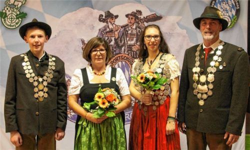 Das Siegerquartett: Gau-Jugendkönig Patrick Linner, Auflage-Gaukönigin Monika Bodmaier, Luftgewehr-Gaukönigin Monika Musielik und Luftpistolen-Gaukönig Werner Ess (von links). Foto wittmann