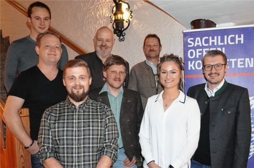Das Team der Bayernpartei mit (vorne von links) Georg Wörndl, Stefan Kraus, Verena Staudhammer, Kreisrat Helmut Freund; Reihe hinten von links: Reiner Bauer, Stefan Gsinn, Bezirksrat Florian Weber, Lorenz Maier.Foto re
