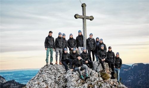 Das Team der Maloja Pushbikers ganz oben auf dem Gipfel.