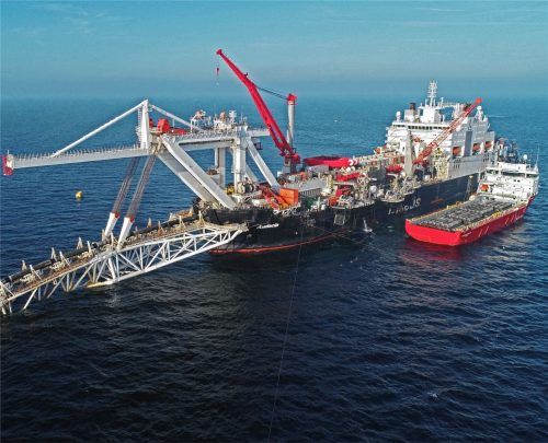 Das Verlegeschiff „Audacia“ verlegt in der Ostsee vor der Insel Rügen Rohre für die Gaspipeline „Nord Stream 2“.