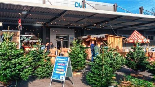 Den Christbaum aussuchen oder eine Leckerei an den Hütten genießen: Auf dem OVB-Weihnachtsmarkt kommt Adventsstimmung auf.