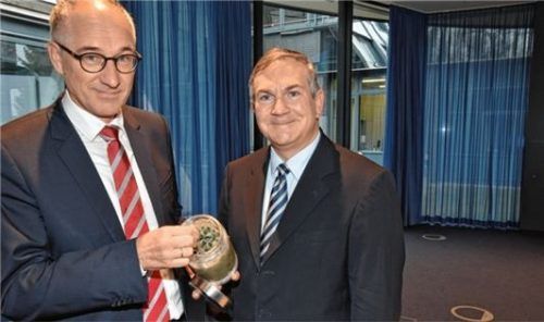 Den Planungsstopp verkündeten gestern die Vorstandsmitglieder Dr. Walter Müller (links) – im Glas eine Bodenprobe Rosenheimer Seeton – und Dr. Mario Voit.