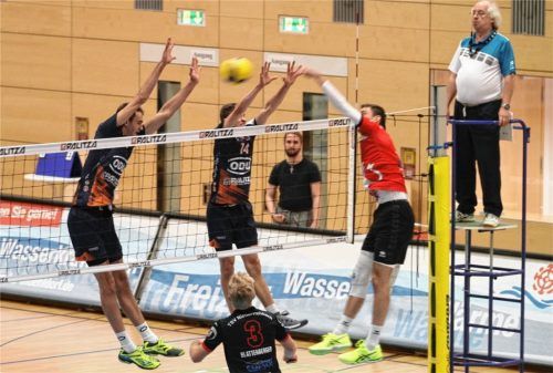 Der Albatross am Netz: Mühldorfs Mittelblocker Iven Ferch (links am Netz) wird trotz seiner 2,08 Meter gefordert sein, um die aggressiven Angriffe des ehemaligen Mühldorfers Severin Bienek zu blocken.Foto Enzinger