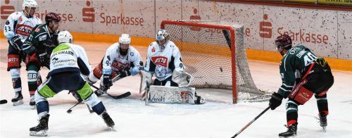 Der Beginn des Torreigens: Alexander Höller (Mitte) verwertet das Zuspiel von Michael Baindl (rechts) zum 1:0 für die Starbulls.Foto Ziegler