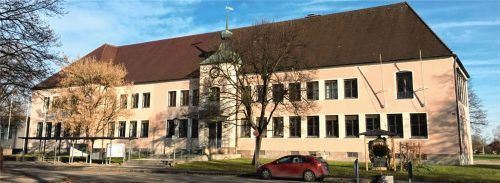 Der bisherige Eingangsbereich (Gebäudemitte) wird zum Eingang für die Mitarbeiter, der Turm soll verschwinden.Fotos  Neuwirth