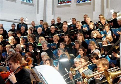 Der Chor an der Erlöserkirche Rosenheim bot ein hervorragende Requiem-Aufführung. Nicht wenige Zuhörer verließen die Kirche am Ende tief bewegt.Foto  re