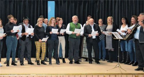 Der „Chor der kommunalen Frischlinge“ sang Weihnachtslieder – verstärkt durch Bürgermeister Richard Richter, Altbürgermeister Franz Heinritzi, den früheren Geschäftsleiter Franz Roßmeißl und „Chefdirigent“ Sepp Schmid. Foto Baumann