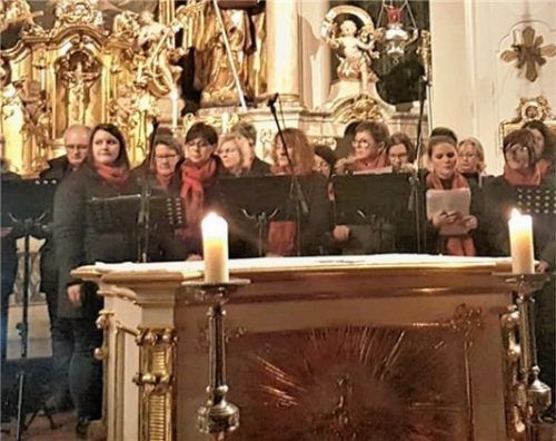 Der Chor Harmonie beim Benefiz-Adventskonzert in der Buchbacher Pfarrkirche.Foto  Rampl