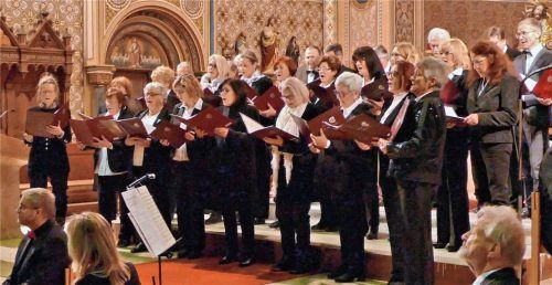 Der Chor von St. Bartholomäus bei der Interpretation eines Kirchenliedes aus Ghana, „Da nase“.Foto  Kästner