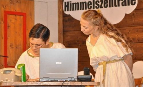 Der Computerengel (Simon Schmid) hat alles im Griff, so denkt er. Der Sternputzerengel (Eva Reithaler) traut dem nicht. Foto Eder