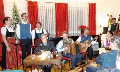 Der Dreigesang aus Wolfratshausen: Anita Staltmeier, Nepomuk und Annemarie Korntheuer (von links) neben Musikschulleiter Otto Dufter und den Mitgliedern des Wössener Saitenmusik-Ensembles. Foto Giesen