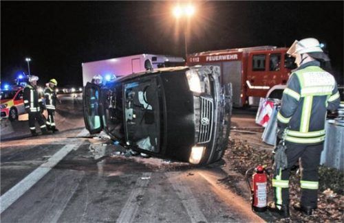 Der Fahrer sowie die beiden Beifahrer im VW kamen bei diesem Unfall mit leichten bis mittelschweren Verletzungen davon. Foto Reisner