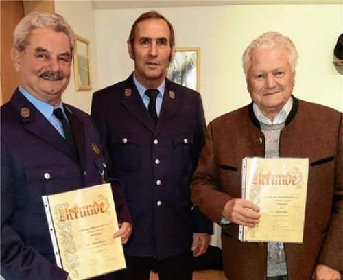 Der fast 98-jährige Schorsch Vogl (rechts) ist seit 80 Jahren Mitglied bei der Harthauser Feuerwehr. Albert Mayer (links) wurde für 60 Jahre Mitgliedschaft geehrt. In der Mitte Vorstand Sigi Raß. Foto  re