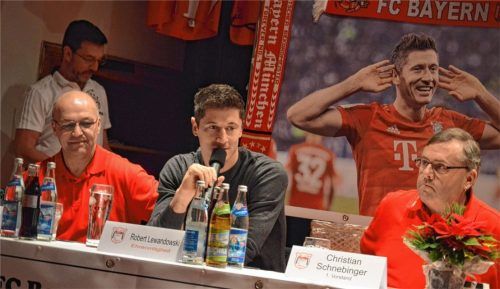Der FC-Bayern-Fanclub „Obing 84“ konnte sein Glück kaum fassen: Robert Lewandowski (Bildmitte) besuchte seine Fans. Erster Vorsitzender der Obinger, Christian Schnebinger begrüßte nach Ribery und Robben, die bereits hier waren, nun auch des Spitzen-Stürmer Lewandowski.