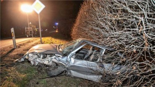 Der Ford des 26-jährigen Pittenharters ist nur noch ein Wrack und zeigt die Wucht des Aufpralls. Foto FDL/Lamminger