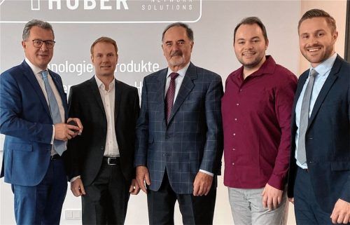 Der frühere Chef von BMW und VW (Mitte) informierte sich im Stellwerk18 am Rosenheimer Bahnhof über das Start-up Antretter & Huber. Das Bild zeigt von links: CSU-Landtagsabgeordneter Klaus Stöttner, Peter Antretter, Bernd Pischetsrieder, Alois Huber und Stellwerk-Manager Daniel Artmann.Foto stellwerk18