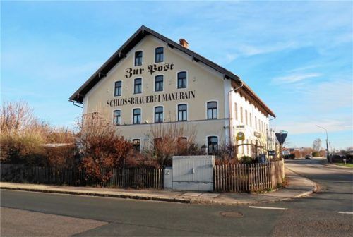 Der Gasthof „Zur Post“ in Beyharting soll als prägendes Gebäude erhalten bleiben. Rundherum entsteht ein Ensemble aus Wohnungen.Foto  Stache