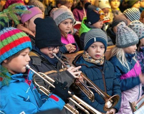 Der Grundschulchor wurde von einigen Jungbläsern unterstützt. Foto Günster