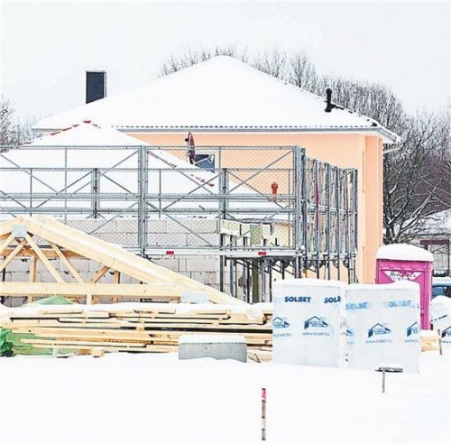 Der Hausbau geht in vielen Fällen auch im Winter weiter. Foto dpa/Warnecke