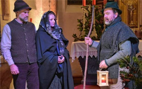 Der Hirte (Otto Zaiser), der Maria (Julia Schäfer) und Josef (Florian Stopfer) (links) den Weg zeigt.Foto wunderlich