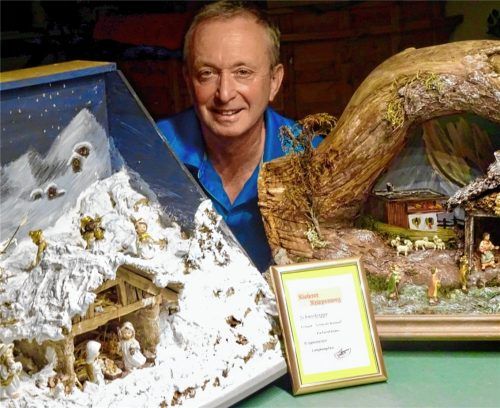 Der Initiator des Krippenweges, Roland Schmidt, präsentiert selbst einige seiner Krippen. Foto re