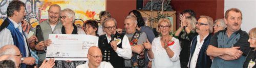 Der Jubel kannte keine Grenzen: 10500 Euro für den guten Zweck kamen diesmal bei der Tombola beim großen Freundschaftsfest zusammen. „Auktionator“ Rudi Gebhart (links) überreicht den Scheck an die Präsidenten von „Cavaion Nel Mondo“, Daniela Guadagnini (Dritte von links) und Fabrizio Banterla (mit Mikrofon).Foto  re