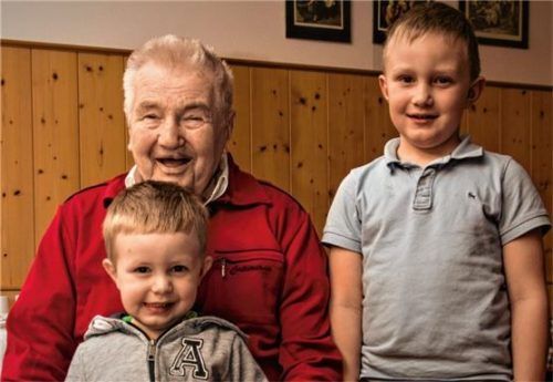 Der Jubilar Sebastian Maier mit seinen beiden jüngsten Enkeln Korbinian (rechts) und Matthias (Mitte).Foto  Rampl