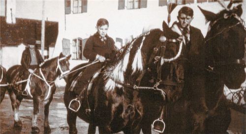 Der junge Erhartinger Bräu Hans Röhrl (vorne links) beim Stephani-Umritt 1943, begleitet von polnischen und französischen Kriegsgefangenen. Gegenüber den damaligen NS-Machthabern ein Affront der ganz besonderen Art. „Eine schallende Ohrfeige“ in Richtung des unseligen Regimes.Foto Brauchtumsverein Erharting