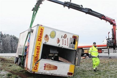 Der Kastenwagen war voll bepackt mit Grillhendl, als er von der Straße abkam und zwischen Thal und Albaching in die Wiese kippte.Foto Barth